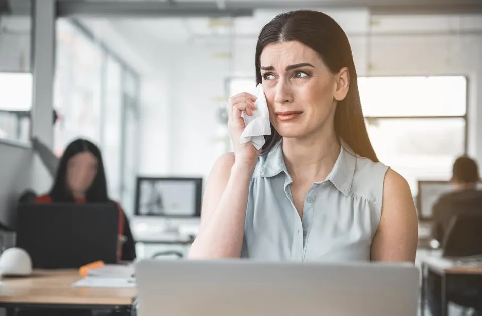 Kai darbą palieka kolega. Kaip susitvarkyti su užplūdusiomis emocijomis?